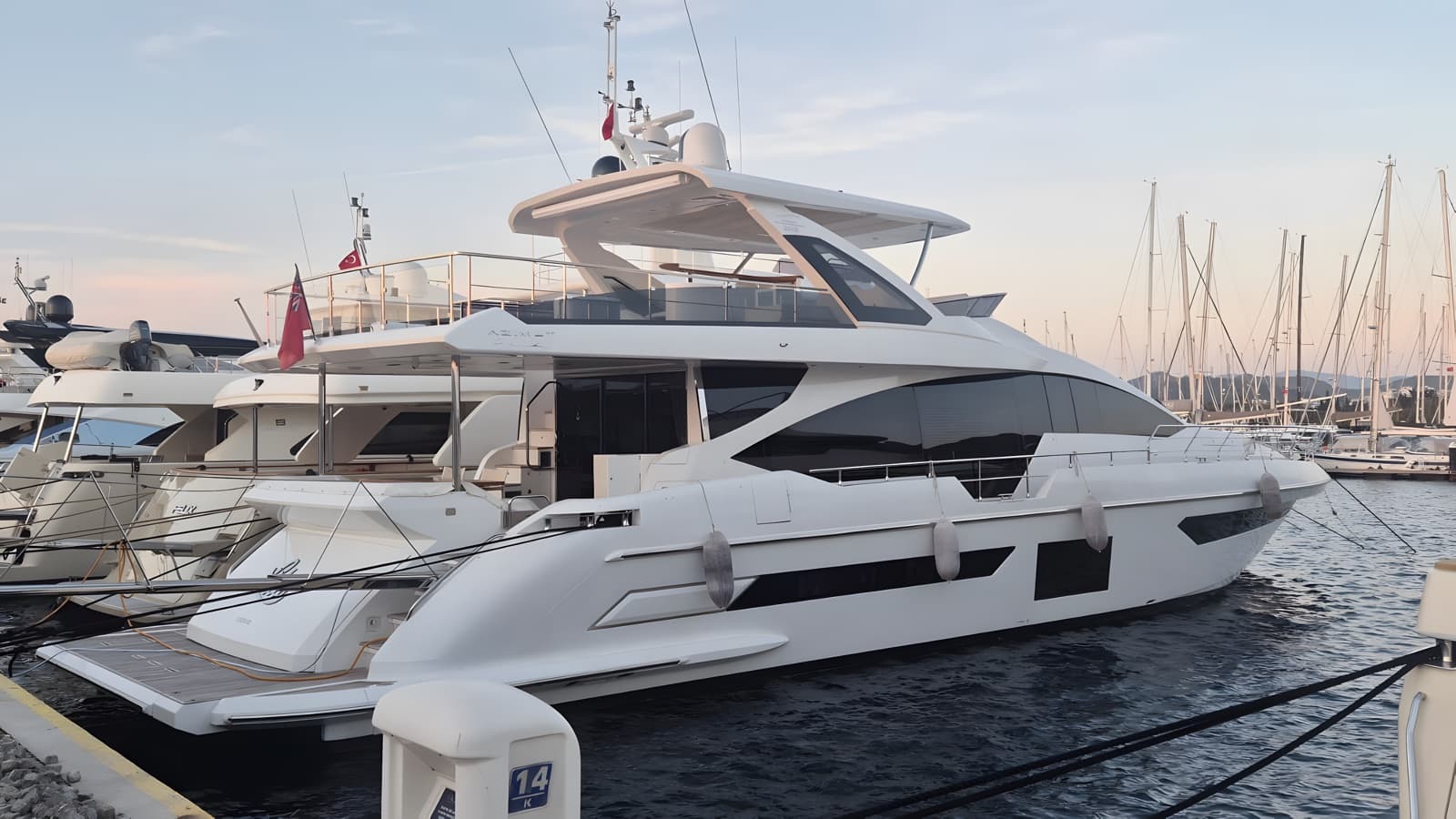 Azimut Grande 25 Metri interior view