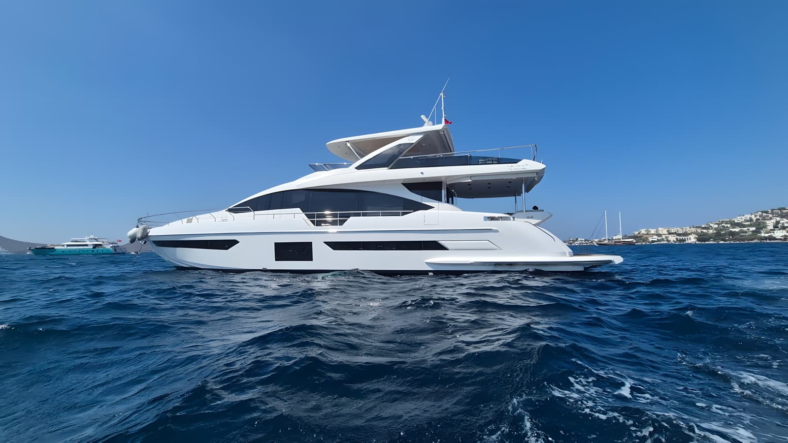 Azimut Grande 25 Metri in profile on open water