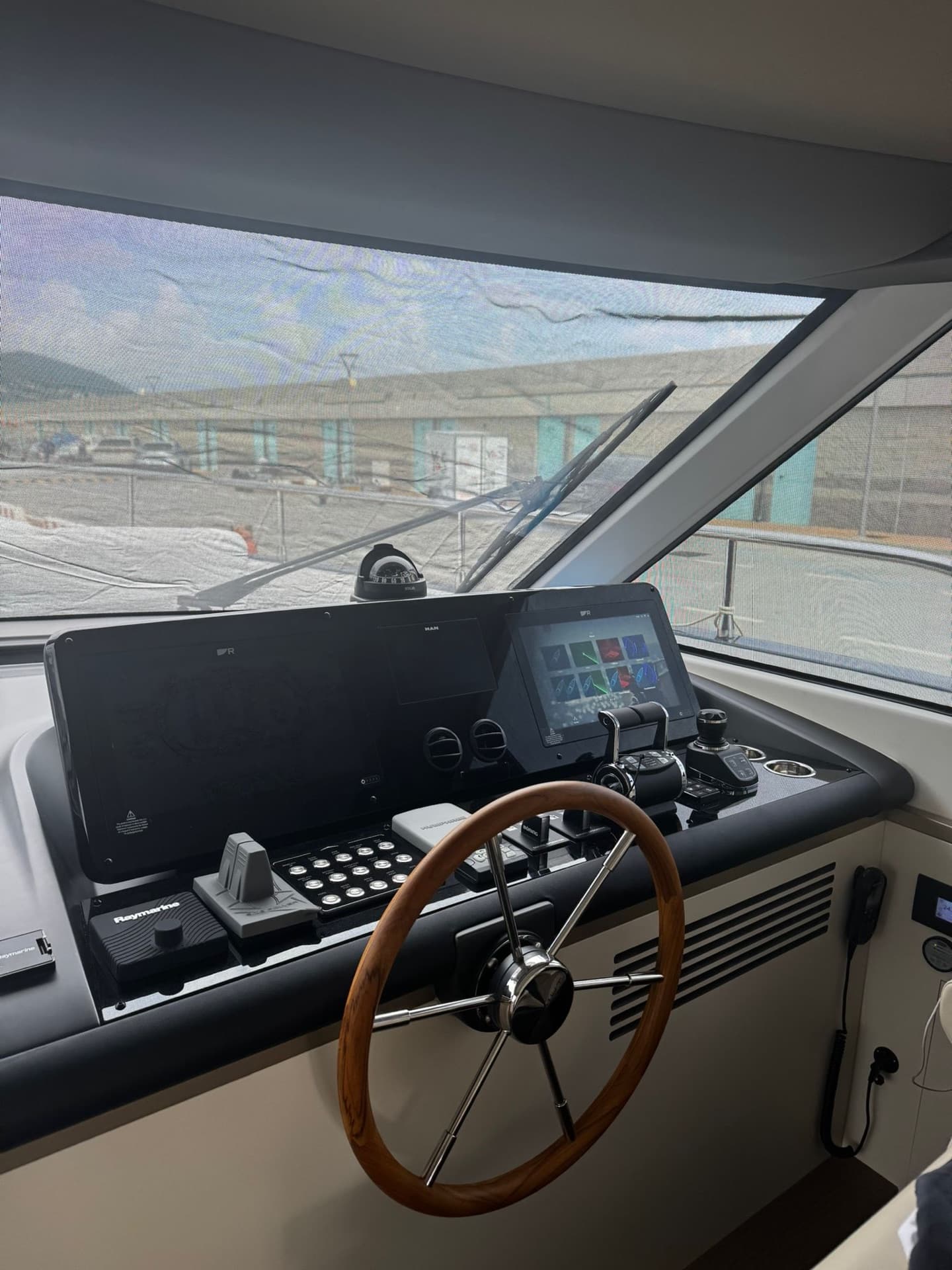Poste de pilotage, Azimut Magellano 60