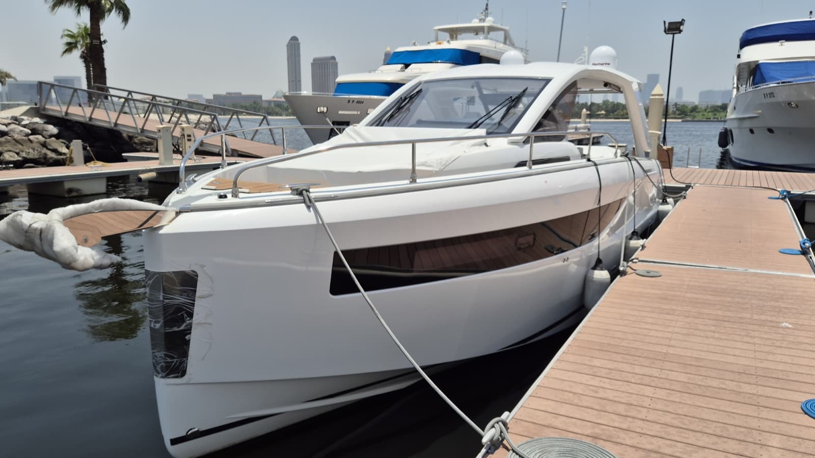 Jeanneau DB/37 OB interior view