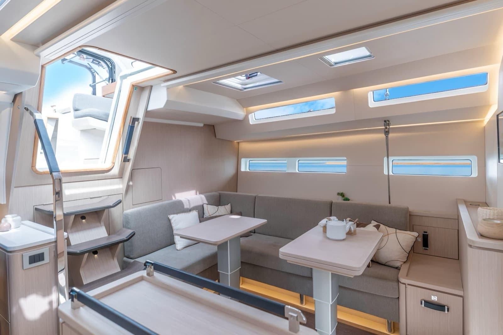 Saloon, Jeanneau Yachts 55