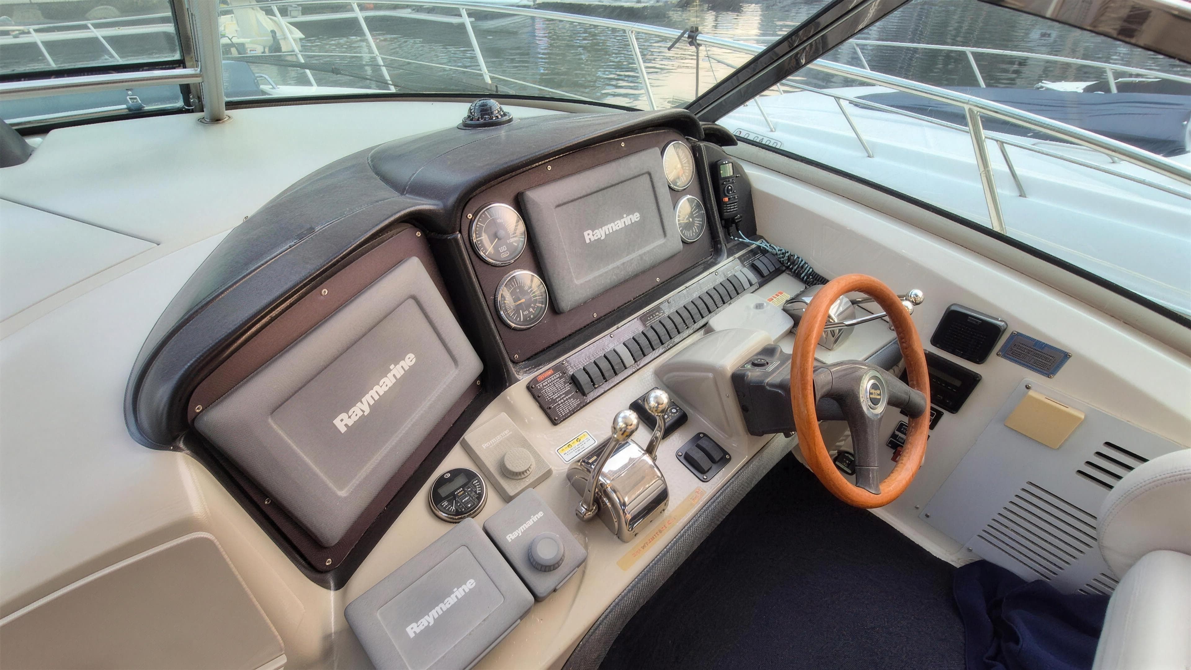 Helm, Sea Ray 390 Sundancer