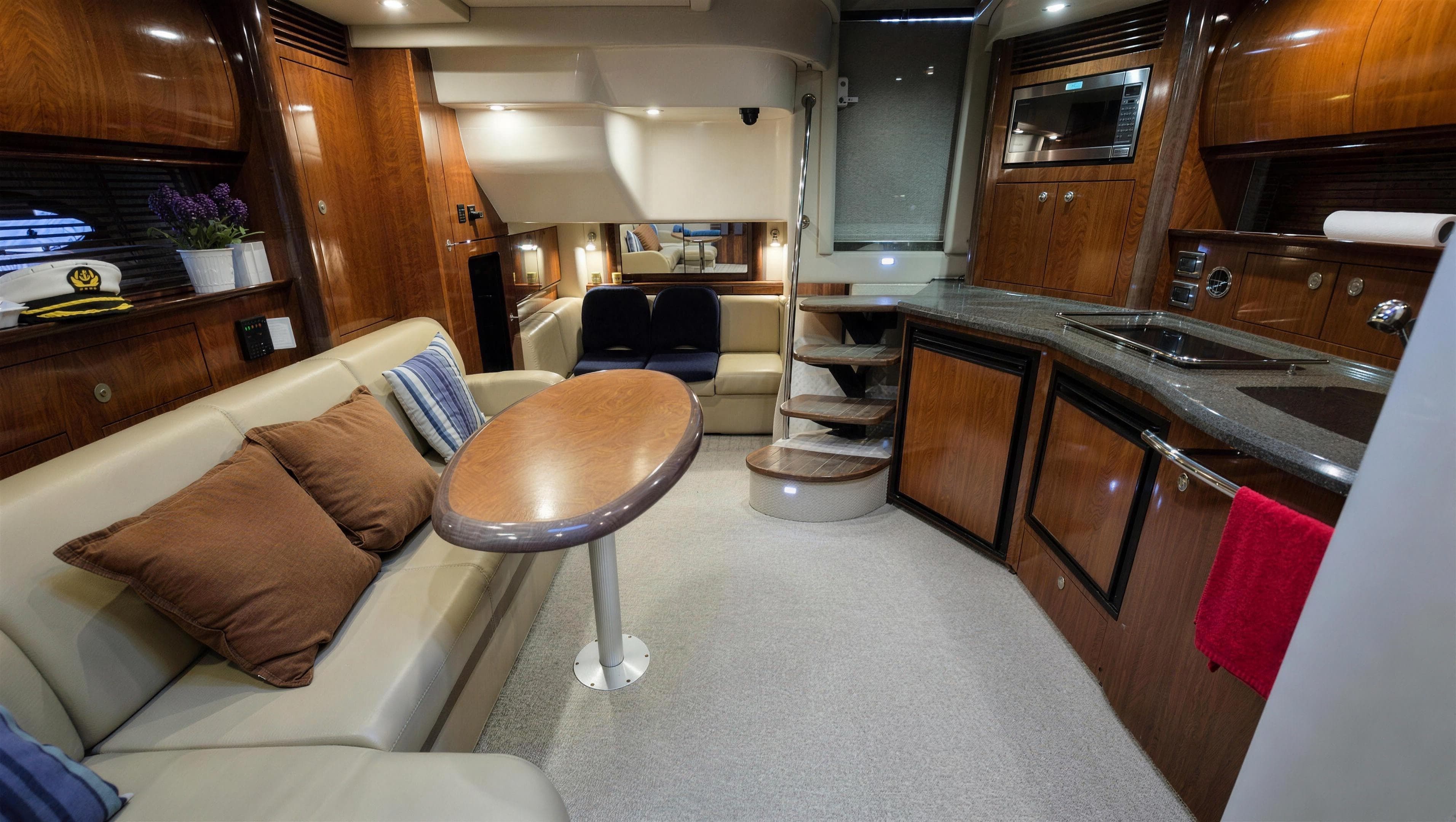 Saloon, Sea Ray 390 Sundancer