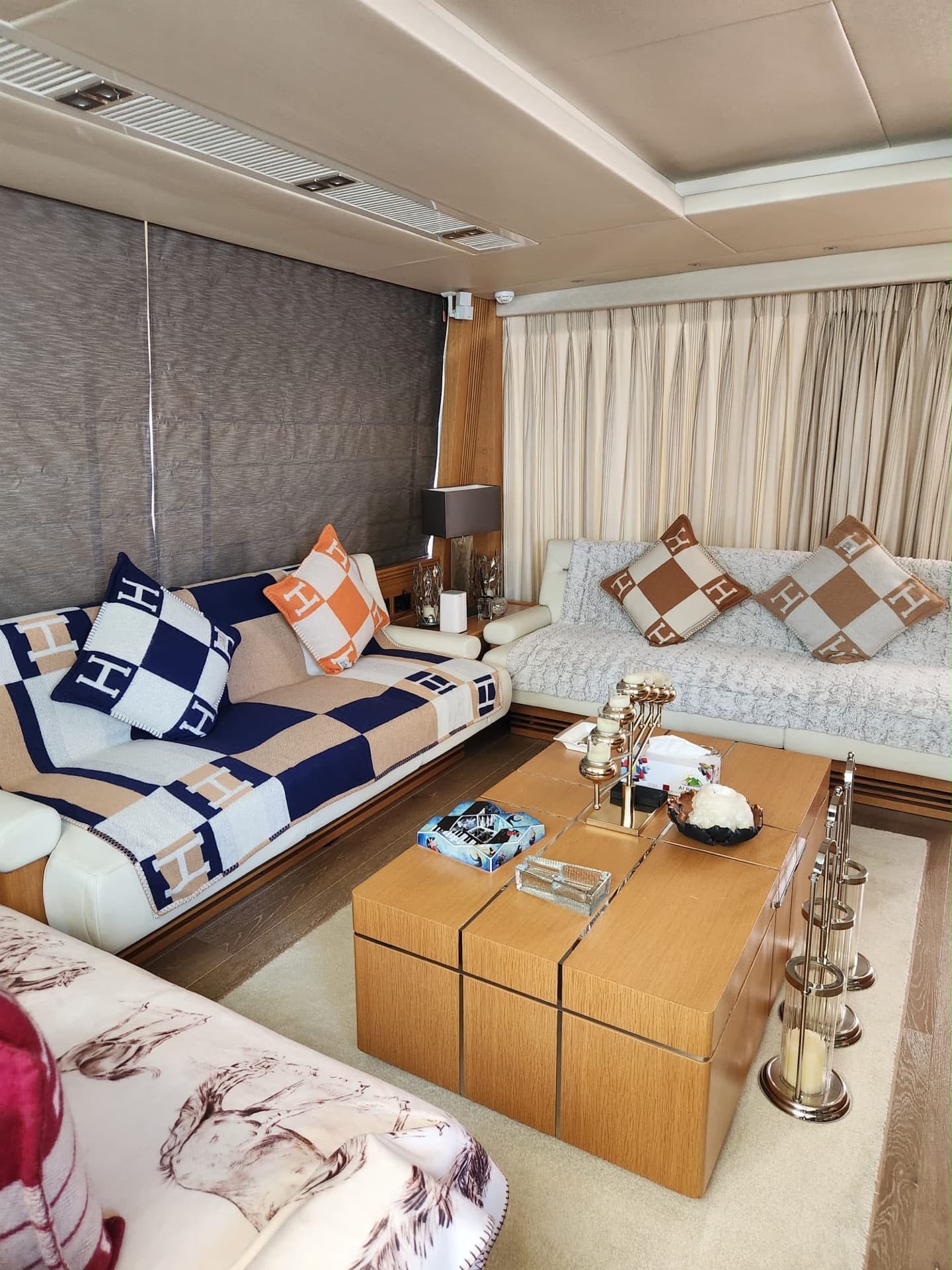 Салон, Sunseeker 80 Sport Yacht